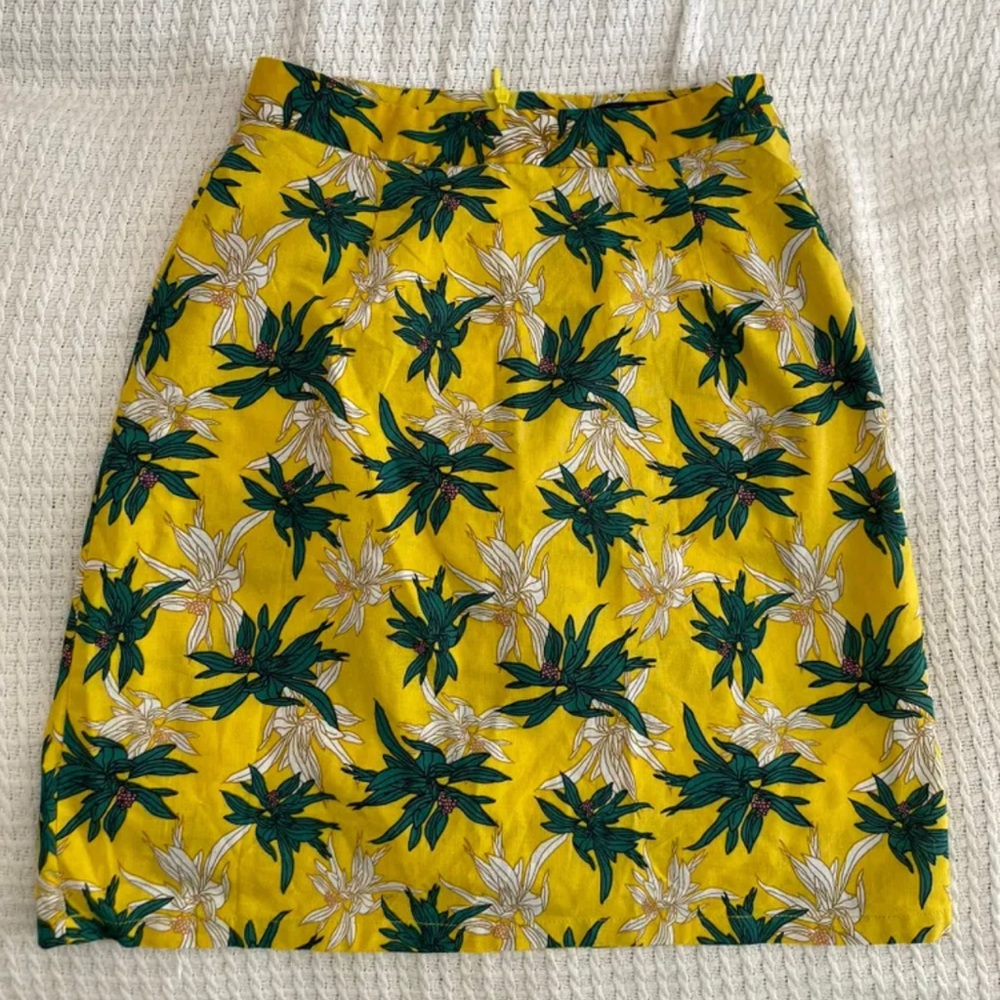 Misguided- floral mini skirt